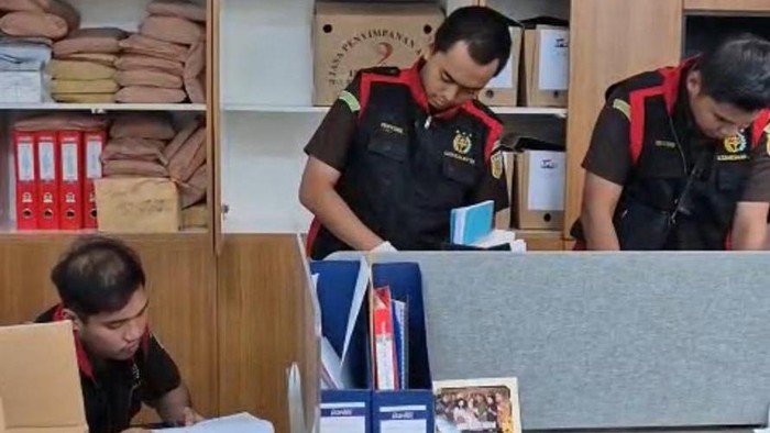 Penyidik Kejari Tanjung Perak menggeledah kantor PT Pelindo Sub Regional 3 Surabaya terkait dugaan korupsi kolam pelabuhan