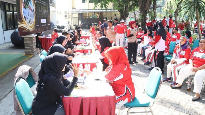 Kejati Jatim bareng FK Unair menggelar pemeriksaan kesehatan gratis Kejati Jatim bareng FK Unair menggelar pemeriksaan kesehatan gratis