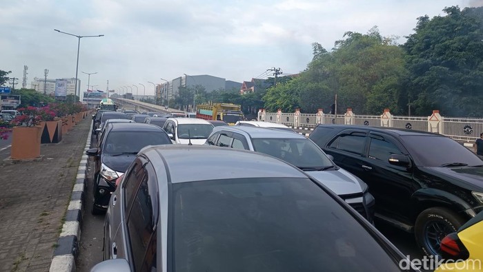 Kemacetan di Jalan AP Pettarani Makassar imbas demo.
