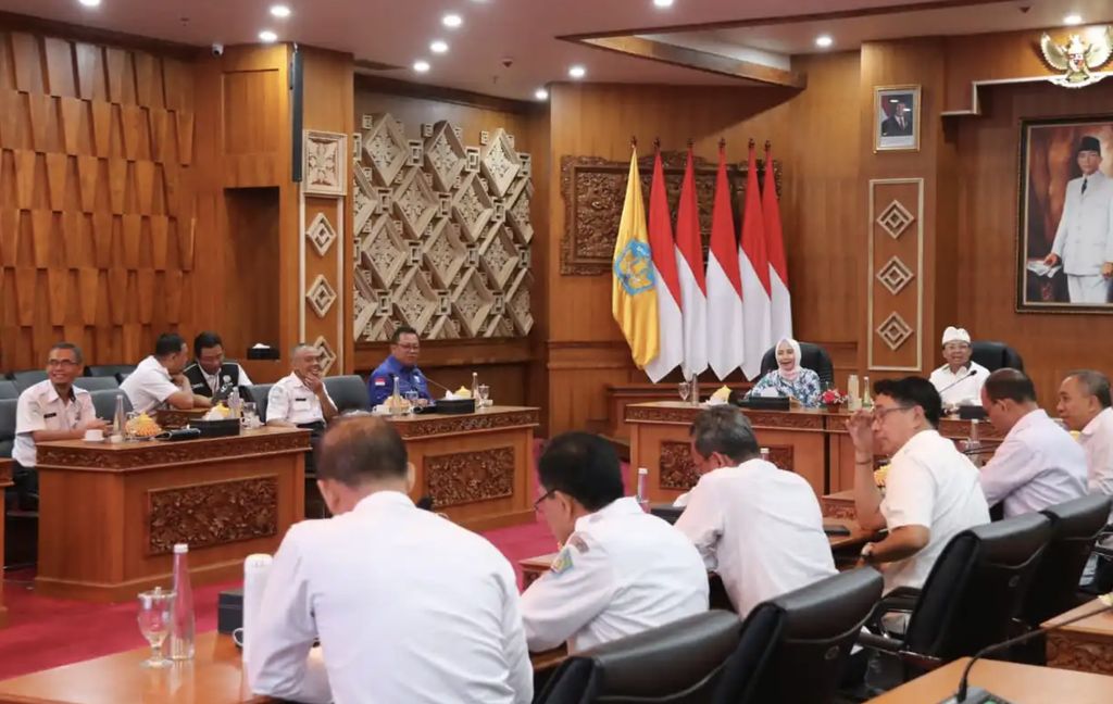 Kepala Badan Meteorologi, Klimatologi, dan Geofisika (BMKG), Dwikorita Karnawati, melakukan audiensi dengan Gubernur Bali, I Wayan Koster, di Kantor Gubernur Bali. Pertemuan ini membahas kondisi cuaca dan iklim terkini di wilayah Provinsi Bali sebagai langkah antisipasi terhadap potensi bencana hidrometeorologi menjelang musim hujan. (BMKG)