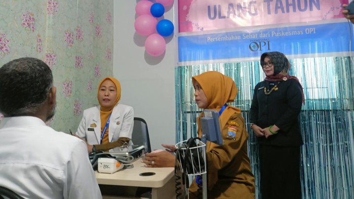 Kepala Dinas Kesehatan Kota Palembang, Fenty Aprina sedang mengecek CKG di Puskesmas