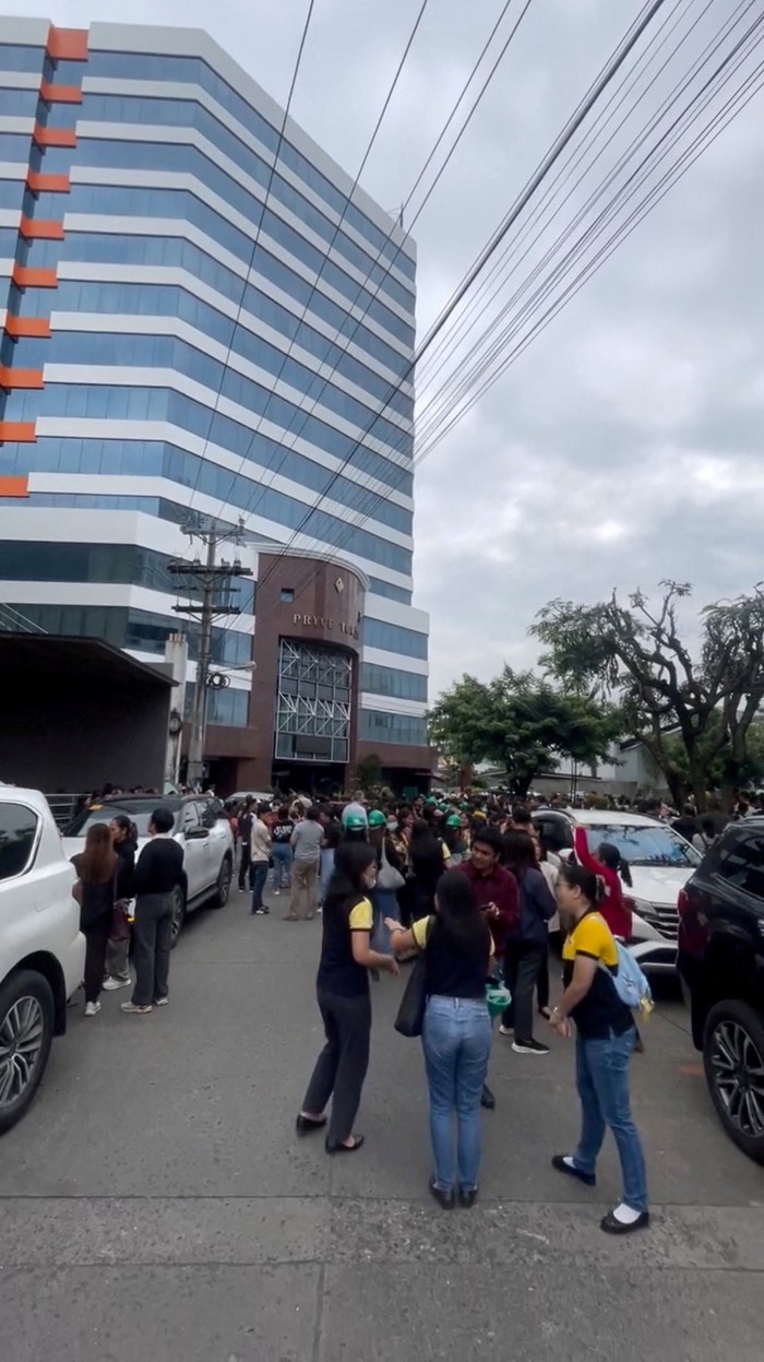 Kepanikan Warga Filipina Diguncang Gempa M 7,4 People gather in an open area following an earthquake of magnitude 7.5 that struck offshore in the southern Philippines, in Davao City, Mindanao, Philippines, October 10, 2025, in this screengrab obtained from a social media video. Francis Magbanua/via REUTERS THIS IMAGE HAS BEEN SUPPLIED BY A THIRD PARTY. MANDATORY CREDIT. NO RESALES. NO ARCHIVES. Verification:
Reuters was able to verify the location from building characteristics and business signage that matched file images.
Date of the video was confirmed by official statements.