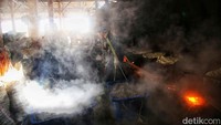 Para pekerja yang bertugas merebus bekerja tanpa jeda panjang, dari pagi hingga malam hari. Mereka mendapat upah sekitar Rp150 ribu per hari, bergantung pada jumlah karung yang berhasil diselesaikan.