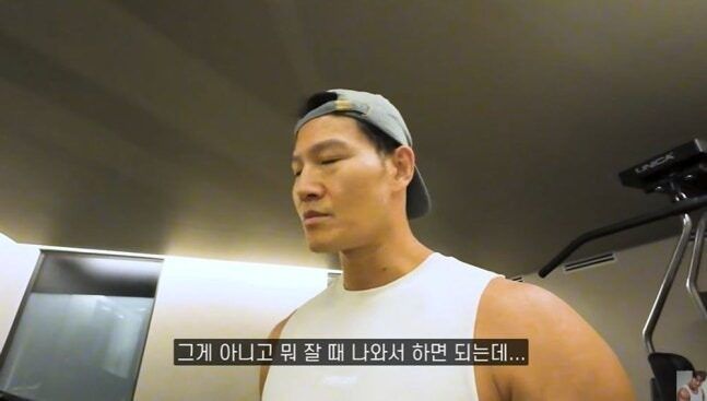Kim Jong Kook pamer momen honeymoon ke Paris bareng istri.