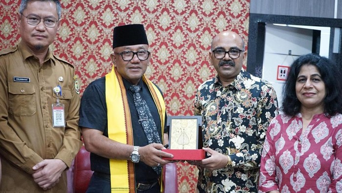 Konsul Jenderal India di Medan Ravi Shanker Goel bertemu dengan Wali Kota Tanjung Pinang Lis Darmansyah (Foto: Dok. Konsulat Jenderal India di Medan)