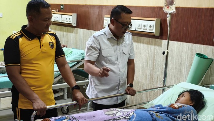 Ketua Satgas Percepatan MBG sekaligus Wakil Bupati Karanganyar, Adhe Elina, saat menjenguk siswa SMPN 1 Tawangmangu yang dirawat di RSUD Karanganyar, Jumat (10/10/2025).