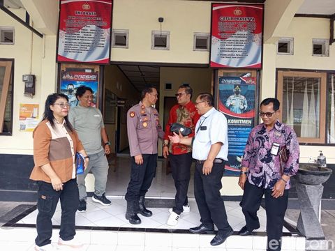 Kuasa hukum santri korban dugaan penganiayaan mendatangi Polsek Dukun, Magelang, Jumat (10/10/2025).