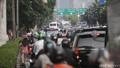 Potret Lalin Jalan Gatsu Arah Kuningan Macet Sore Ini
