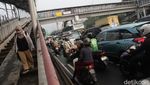 Potret Lalin Jalan Gatsu Arah Kuningan Macet Sore Ini
