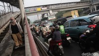 Dirlantas Polda Metro Jaya Kombes Komarudin mengatakan tidak ada pengalihan arus lalu lintas di sekitar lokasi. Namun akan ada penambahan personel untuk memastikan kelancaran lalu lintas.  