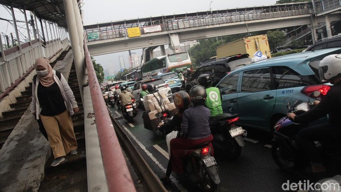 Lalin Gatsu arah Kuningan, Jakarta, macet pada hari Jumat (10/10/2025).