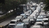 Kemacetan disebabkan peningkatan volume kendaraan.  