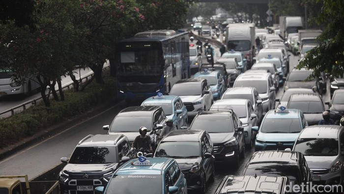 Lalin Gatsu arah Kuningan, Jakarta, macet pada hari Jumat (10/10/2025).
