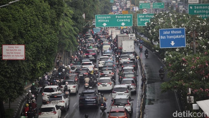 Lalin Jalan Gatsu Arah Kuningan Macet Sore Ini Lalin Gatsu arah Kuningan, Jakarta, macet pada hari Jumat (10/10/2025).
