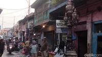 Beberapa lampu hias di Jalan Panggung sebelum Pasar Pabean yang masih tetap berdiri kokoh.