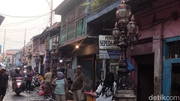 Lampu hias di Jalan Panggung Surabaya