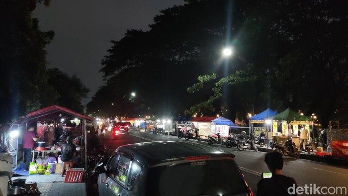 Suasana PKL di Jalan Persatuan yang berada di sekitar area kampus UGM pada Kamis (9/10) malam.