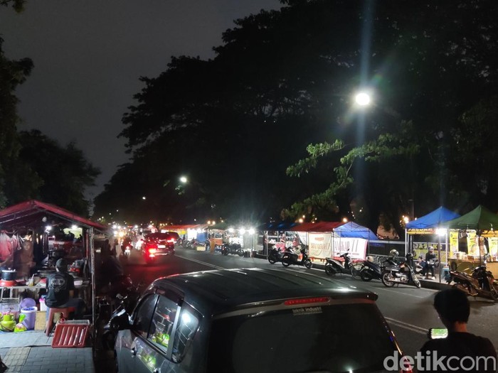 Suasana PKL di Jalan Persatuan yang berada di sekitar area kampus UGM pada Kamis (9/10) malam.