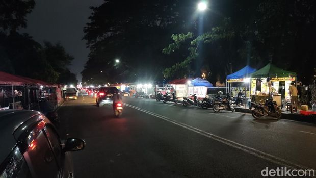 Suasana PKL di Jalan Persatuan yang berada di sekitar area kampus UGM pada Kamis (9/10) malam.