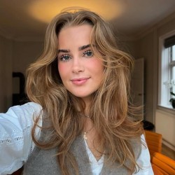 Ini Laura Rhod Sondergaard, Pacar Rasmus Hojlund yang Lagi On Fire