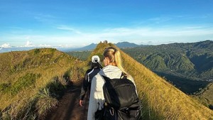Laura ternyata hobi banget traveling, bahkan sempat mampir ke Indonesia! Foto: Instagram Laura Rhod Sondergaard
