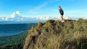 Pemandangan Gunung Batur pernah jadi latar foto kece Laura yang bikin Instagram makin estetik. Foto: Instagram Laura Rhod Sondergaard