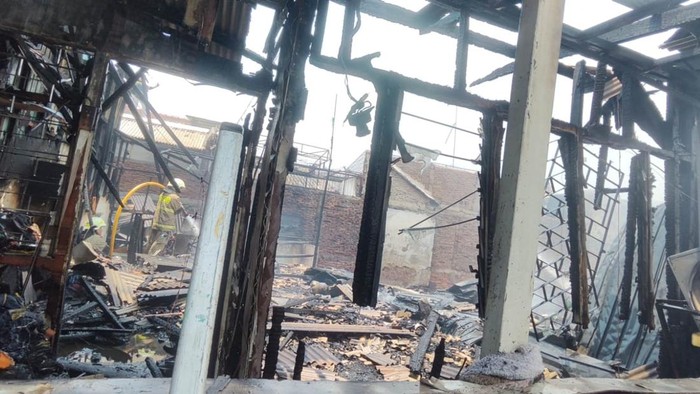 Lima rumah di Tambora, Jakarta Barat (Jakbar) dilanda kebakaran. Seorang orang dengan gangguan kejiwaan (ODGJ) berinisial AS (41) tewas dalam insiden itu. (dok Damkar Jakbar)