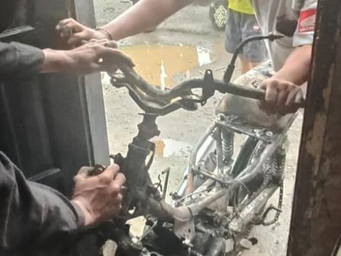 Seorang buruh harian berinisial SF (20) di Makassar, Sulawesi Selatan (Sulsel) ditangkap gegara menikam dan membakar motor remaja inisial FHR (20).