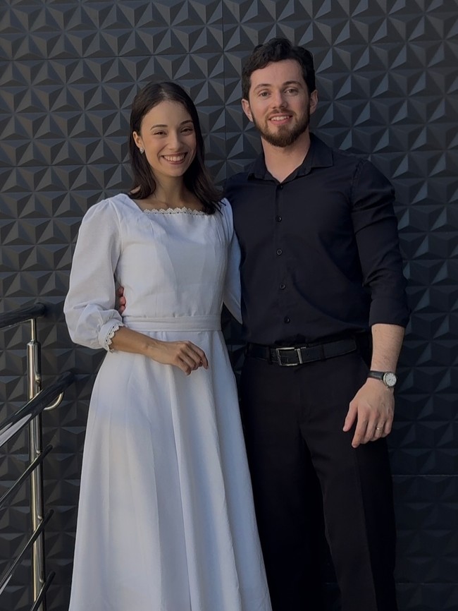 Lais Dognini, mantan biarawati, menikah diam-diam dengan mantan pastor Katolik, Jackson Dognini. Kisah cinta asal Brasil ini mencuri perhatian publik karena keduanya dulunya merupakan sosok religius yang seharusnya tidak menikah. Foto: dok. Instagram @laisdognini