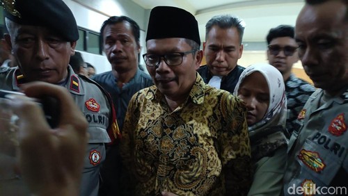 Mantan Sekda NTB, Rosiady Husaenie Sayuti, seusai mengikuti sidang vonis di Pengadilan Tipikor Mataram, Jumat (10/10/2025) malam. (Foto: Abdurrasyid Efendi/detikBali)