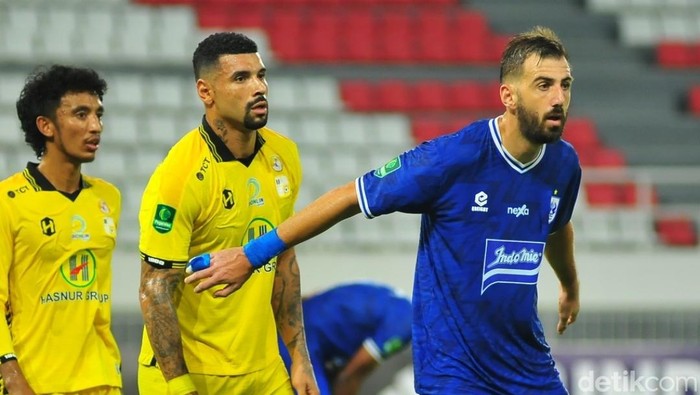 Marko Ivanovic (biru) akan kembali diandalkan menjaga lini pertahan PSIS saat jumpa Persipal Palu, Sabtu (11/10) besok.