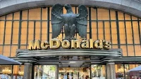 Bukan badut Ronald McDonald yang ikonik, maskotnya justru elang yang gagah. Di bagian pintu masuknya, di belakang tulisan McDonalds, ada patung elang yang khas hanya ditemukan di cabang ini. Foto: Google Review