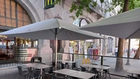 Restoran ini adalah salah satu dari banyaknya gerai McDonalds di Portugal. Tak hanya bagian dalamnya, tetapi area makan luar ruangannya juga berbeda dengan gerai di cabang lain. Foto: Google Review