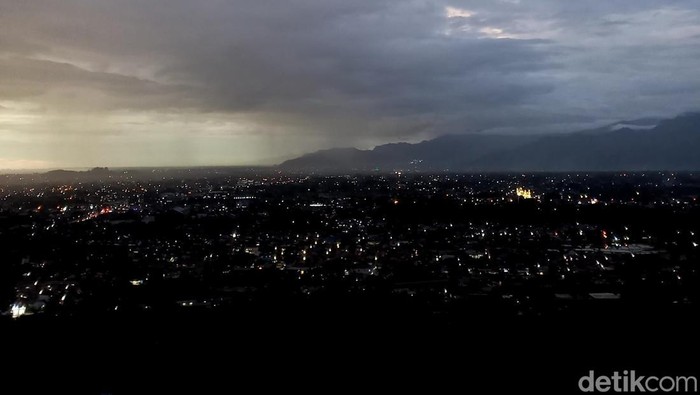 Menikmati view city light Kota Padang dari Bukit Nobita. (Aisyah Luthfi/detikSumut)