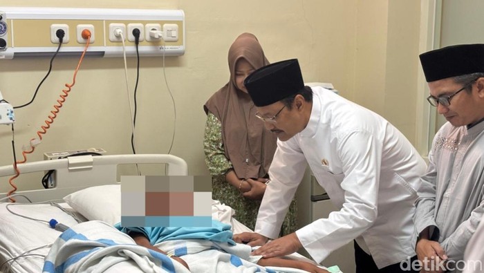 Mensos Saifullah Yusuf menjenguk Haikal korban Ponpes Sidoarjo.