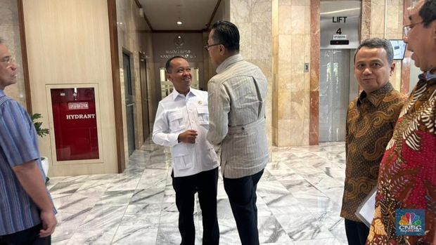 Menteri ESDM Bahlil Lahadalia dan Kepala Badan Pengaturan (BP) Badan Usaha Milik Negara (BUMN) Dony Oskaria rapat dengan Menteri Keuangan Purbaya Yudhi Sadewa di Kantor Pusat DJP, Jakarta. (CNBC Indonesia/Zahwa Madjid)