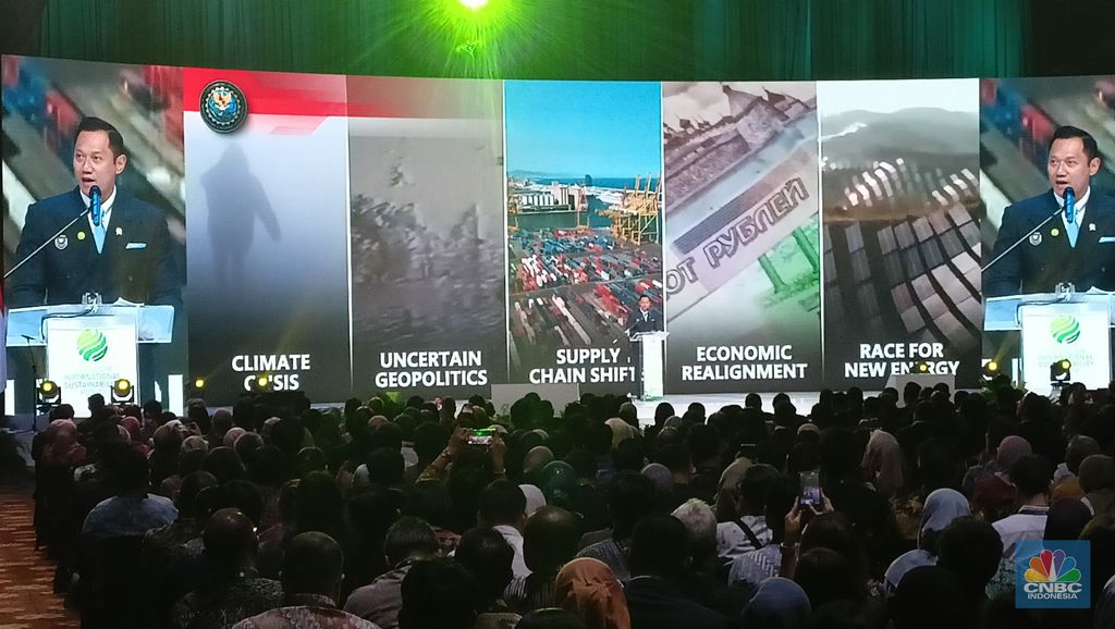 Menteri Koordinator Bidang Pembangunan dan Infrastruktur, Agus Harimurti Yudhoyono (AHY) dalam acara Indonesia International Sustainably Forum (ISF) di Jakarta, Jumat (10/10/2025). (CNBC Indonesia/Ferry Sandi)