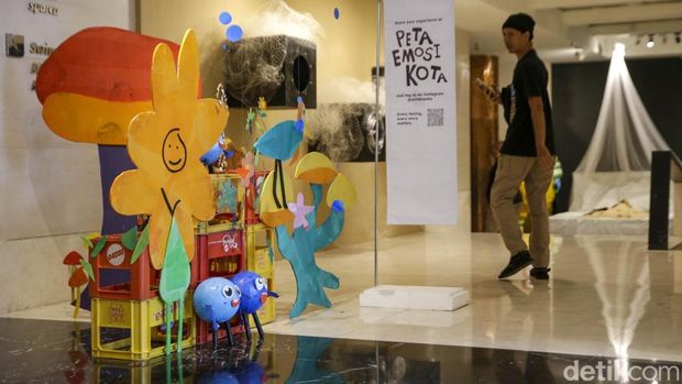 Pengunjung menikmati karya seni di pameran Indonesian Contemporary Art and Design (ICAD) 2025 di grandKemang Hotel, Jakarta, Jumat (10/10/2025). Tahun ini, ICAD merayakan edisi ke-15 dengan skala yang lebih besar dan megah.