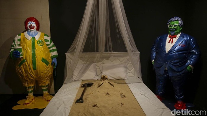 Pengunjung menikmati karya seni di pameran Indonesian Contemporary Art and Design (ICAD) 2025 di grandKemang Hotel, Jakarta, Jumat (10/10/2025). Tahun ini, ICAD merayakan edisi ke-15 dengan skala yang lebih besar dan megah.