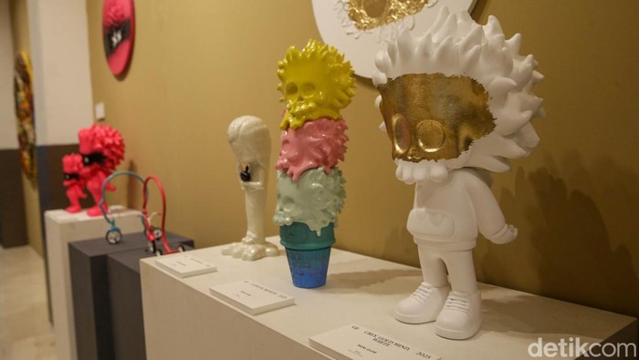 Pengunjung menikmati karya seni di pameran Indonesian Contemporary Art and Design (ICAD) 2025 di grandKemang Hotel, Jakarta, Jumat (10/10/2025). Tahun ini, ICAD merayakan edisi ke-15 dengan skala yang lebih besar dan megah.