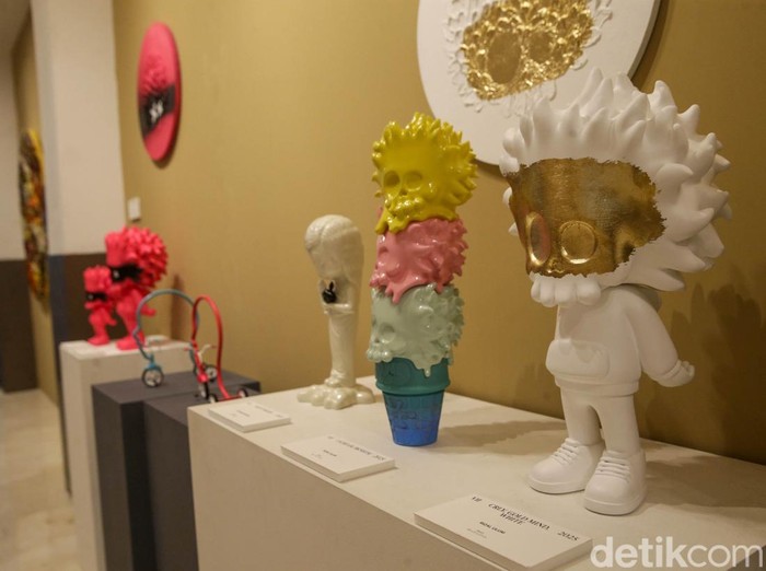 Merangkai Harmoni Manusia dan Alam Lewat Karya Seni Pengunjung menikmati karya seni di pameran Indonesian Contemporary Art and Design (ICAD) 2025 di grandKemang Hotel, Jakarta, Jumat (10/10/2025). Tahun ini, ICAD merayakan edisi ke-15 dengan skala yang lebih besar dan megah.