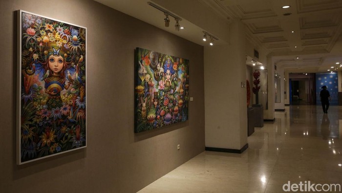 Pengunjung menikmati karya seni di pameran Indonesian Contemporary Art and Design (ICAD) 2025 di grandKemang Hotel, Jakarta, Jumat (10/10/2025). Tahun ini, ICAD merayakan edisi ke-15 dengan skala yang lebih besar dan megah.