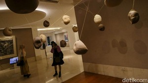 Pengunjung mengamati salah satu karya instalasi bertema lingkungan di ICAD 2025. Pameran ini menampilkan 50 partisipan lintas disiplin, mulai dari seniman, desainer, hingga arsitek.