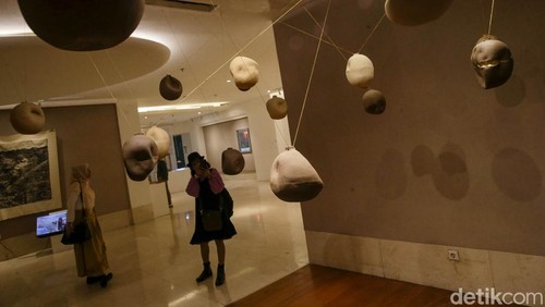 Pengunjung menikmati karya seni di pameran Indonesian Contemporary Art and Design (ICAD) 2025 di grandKemang Hotel, Jakarta, Jumat (10/10/2025). Tahun ini, ICAD merayakan edisi ke-15 dengan skala yang lebih besar dan megah.