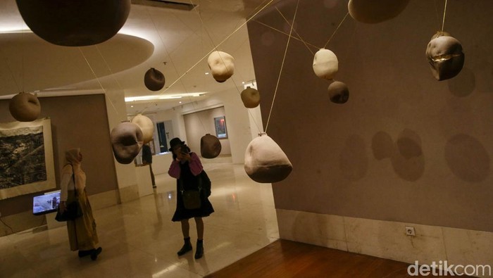 Pengunjung menikmati karya seni di pameran Indonesian Contemporary Art and Design (ICAD) 2025 di grandKemang Hotel, Jakarta, Jumat (10/10/2025). Tahun ini, ICAD merayakan edisi ke-15 dengan skala yang lebih besar dan megah.