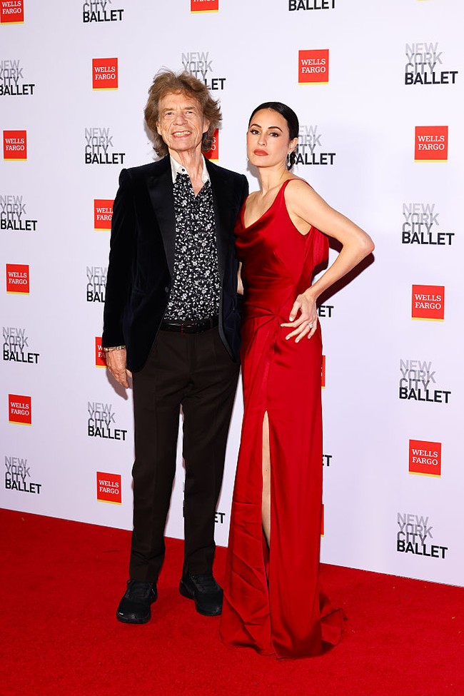 Vokalis legendaris The Rolling Stones itu tampil bergaya klasik dengan blazer beludru hitam dipadukan kemeja bermotif dan celana panjang cokelat gelap. Ia melengkapi tampilannya dengan sabuk hitam bergesper emas, sepatu sneakers hitam klasik. Foto: Variety via Getty Images/Stephanie Augello