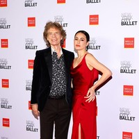 Vokalis legendaris The Rolling Stones itu tampil bergaya klasik dengan blazer beludru hitam dipadukan kemeja bermotif dan celana panjang cokelat gelap. Ia melengkapi tampilannya dengan sabuk hitam bergesper emas, sepatu sneakers hitam klasik. Foto: Variety via Getty Images/Stephanie Augello