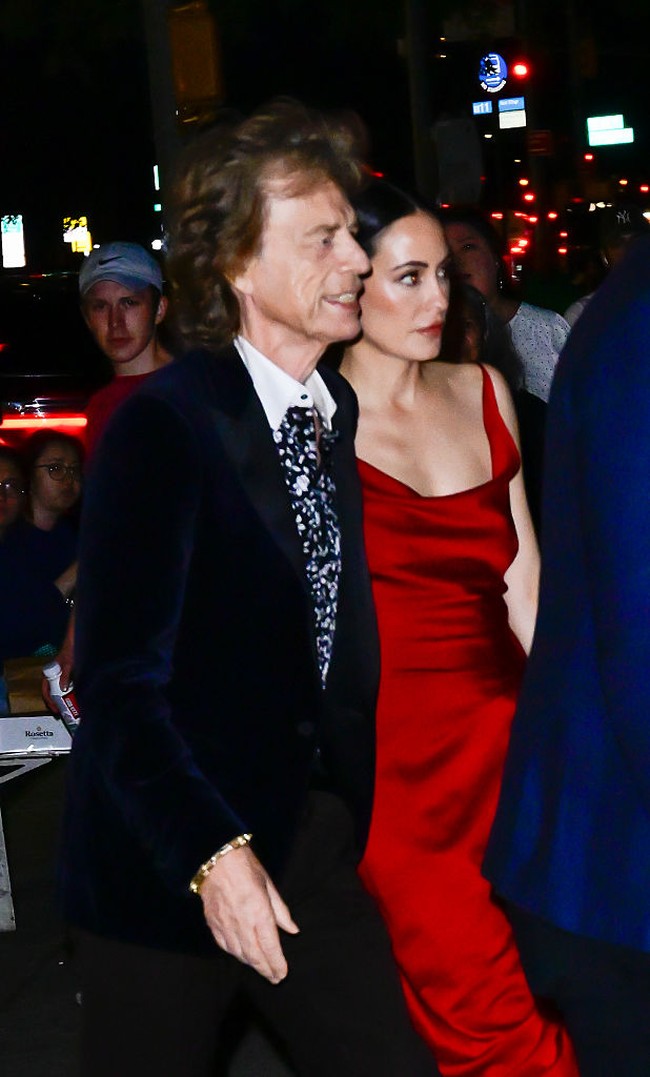 Mick Jagger dan Melanie Hamrick telah menjalin hubungan sejak tahun 2014, setelah pertama kali bertemu di belakang panggung konser Rolling Stones di Tokyo. Hubungan keduanya kerap jadi sorotan dan kontroversi karena perbedaan usia yang cukup jauh, hingga 44 tahun. Meski begitu, keduanya membuktikan bahwa usia hanyalah angka.  Foto: Variety via Getty Images/Stephanie Augello