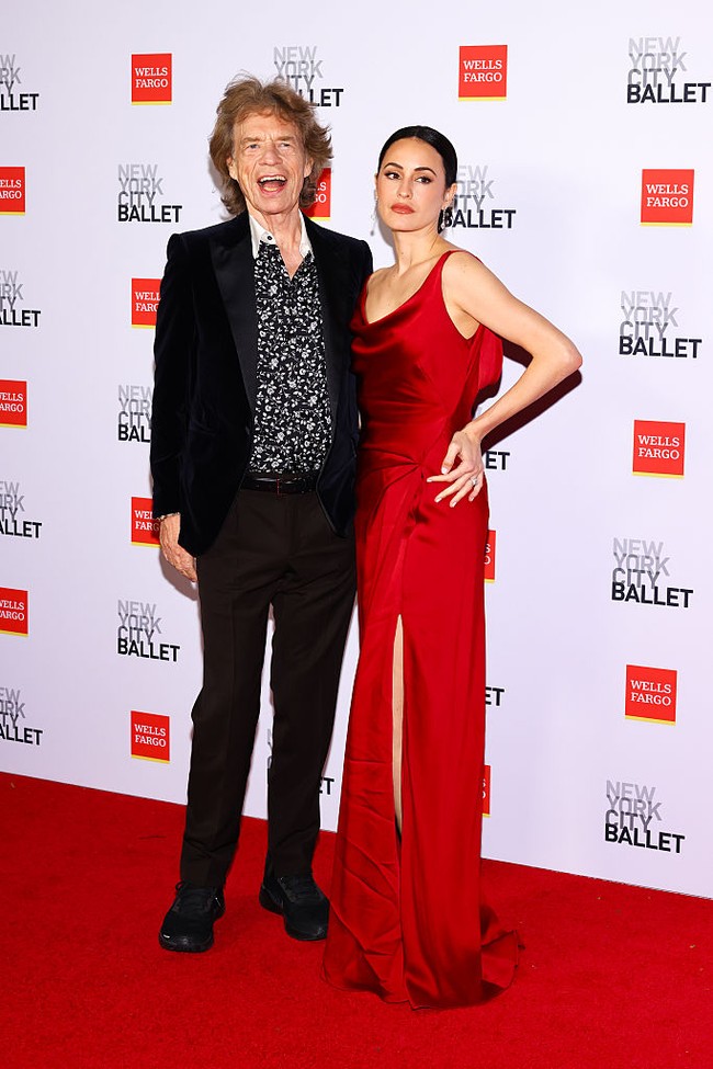 Mick Jagger (82) dan tunangannya, Melanie Hamrick (38), mencuri perhatian saat tampil bersama di karpet merah New York City Ballet 2025 Fall Fashion Gala.  Foto: Variety via Getty Images/Stephanie Augello