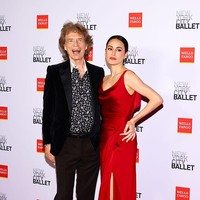 Mick Jagger (82) dan tunangannya, Melanie Hamrick (38), mencuri perhatian saat tampil bersama di karpet merah New York City Ballet 2025 Fall Fashion Gala.  Foto: Variety via Getty Images/Stephanie Augello